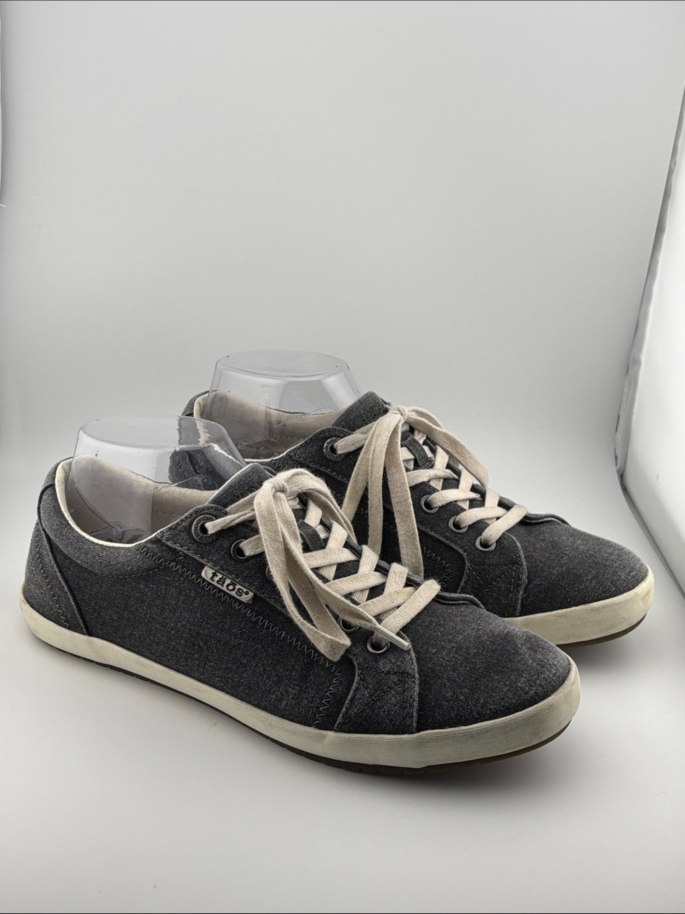 Taos Women’s Star Blue Canvas Low-Top Sneakers with Cream Laces Size 9.5W Box